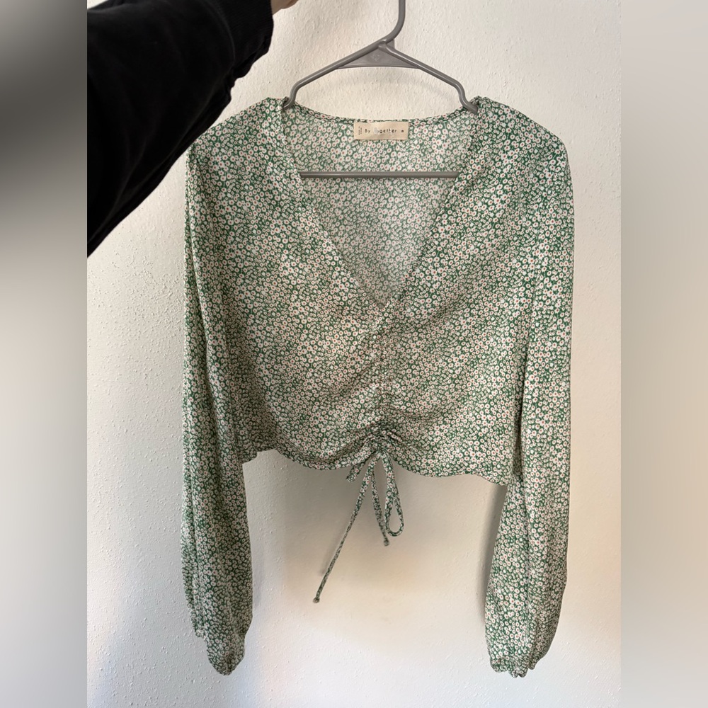 Boutique Cropped Floral Long Sleeve Blouse